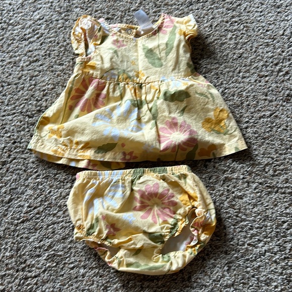 Carter’s Girl 12months outfit - Picture 1 of 3